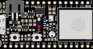 Placa Feather Wi-Fi ESP32-S2 TFT de montaje en panel