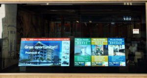 Finques Rius instala monitores WFD de 86” en los escaparates